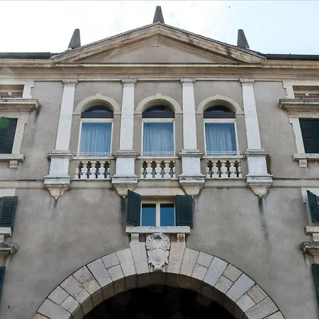 Domus Nova Palace - Italian Homing Гостьовий будинок 2*
