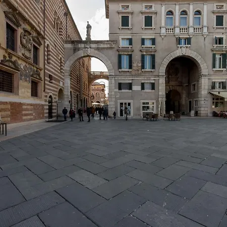 Domus Nova Palace - Italian Homing Гостьовий будинок 2*